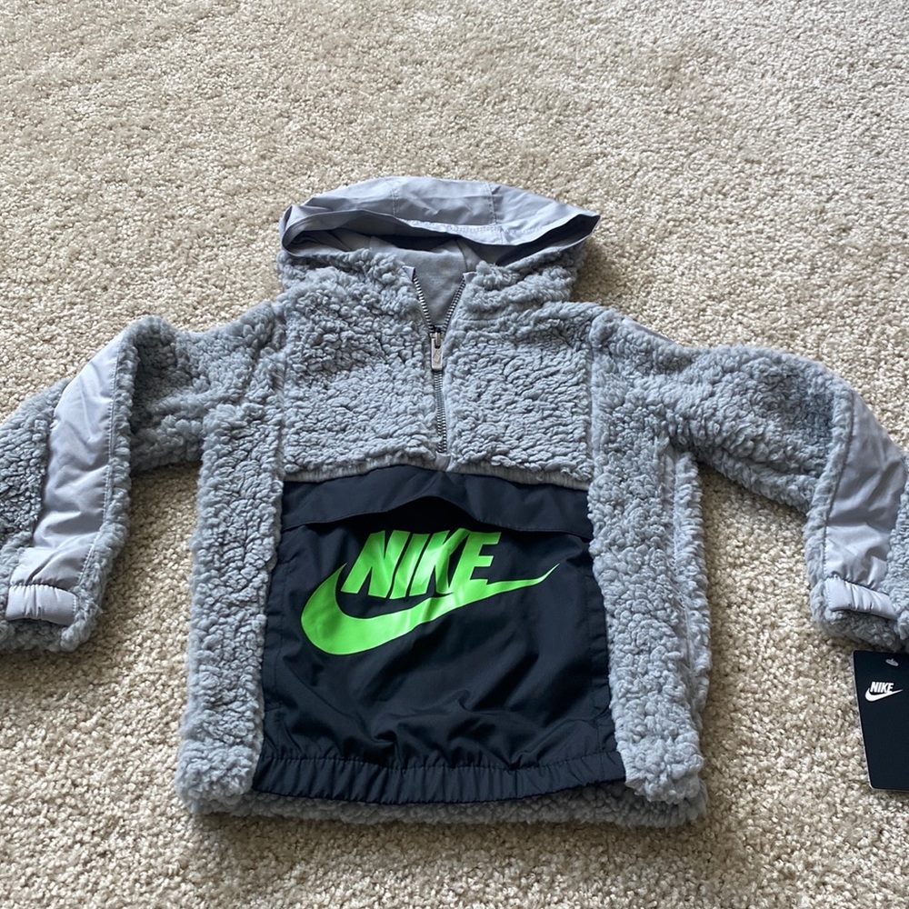 Nike boys fleece pullover - size 4